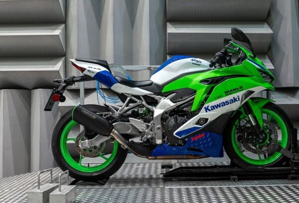 Kawasaki NINJA ZX-4R/RR, Stainless Steel Black With Green