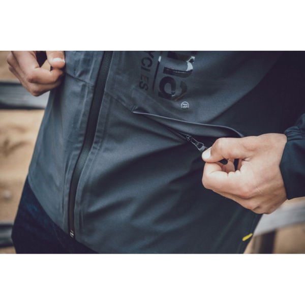 ACCELERATE HARDSHELL JACKET / HARDSHELL CEKET